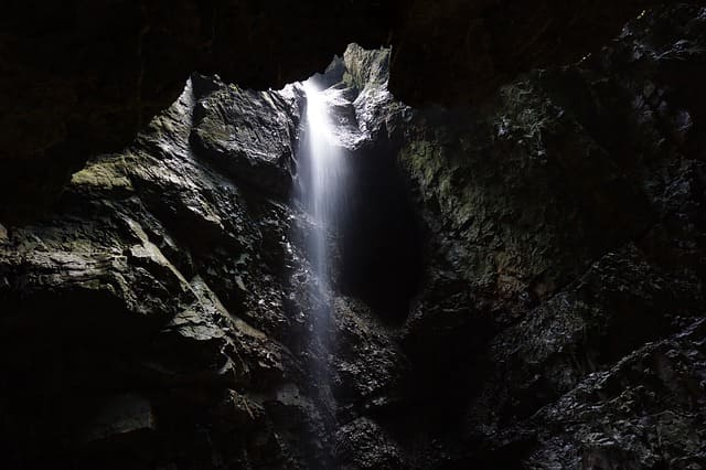 cave-2841619_640.jpg