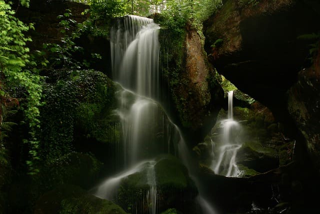 waterfall-5478761_640.jpg